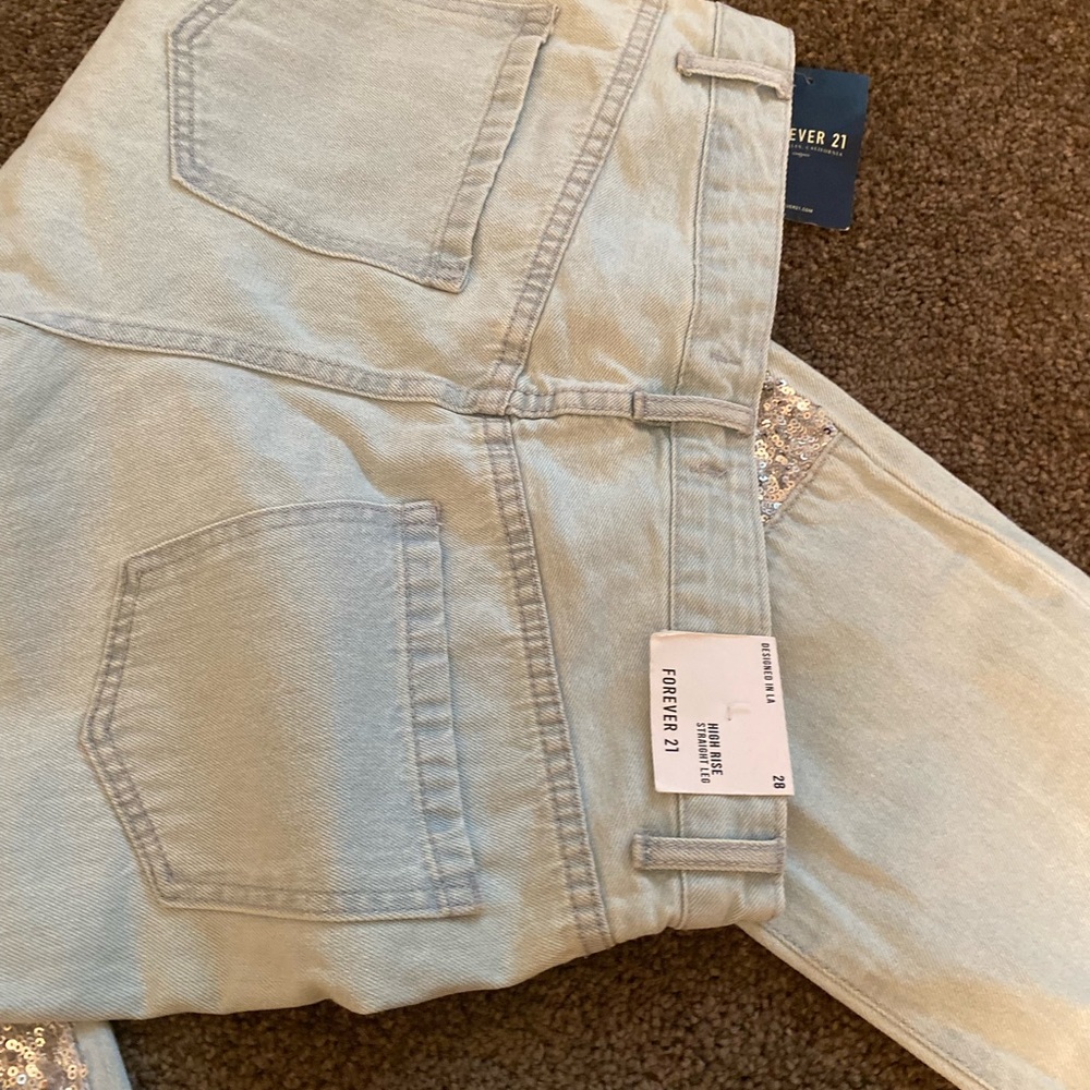 Concert Jeans 👖, ready to spice up any fit! High waist and super cute 🥰 - Picture 5 of 9